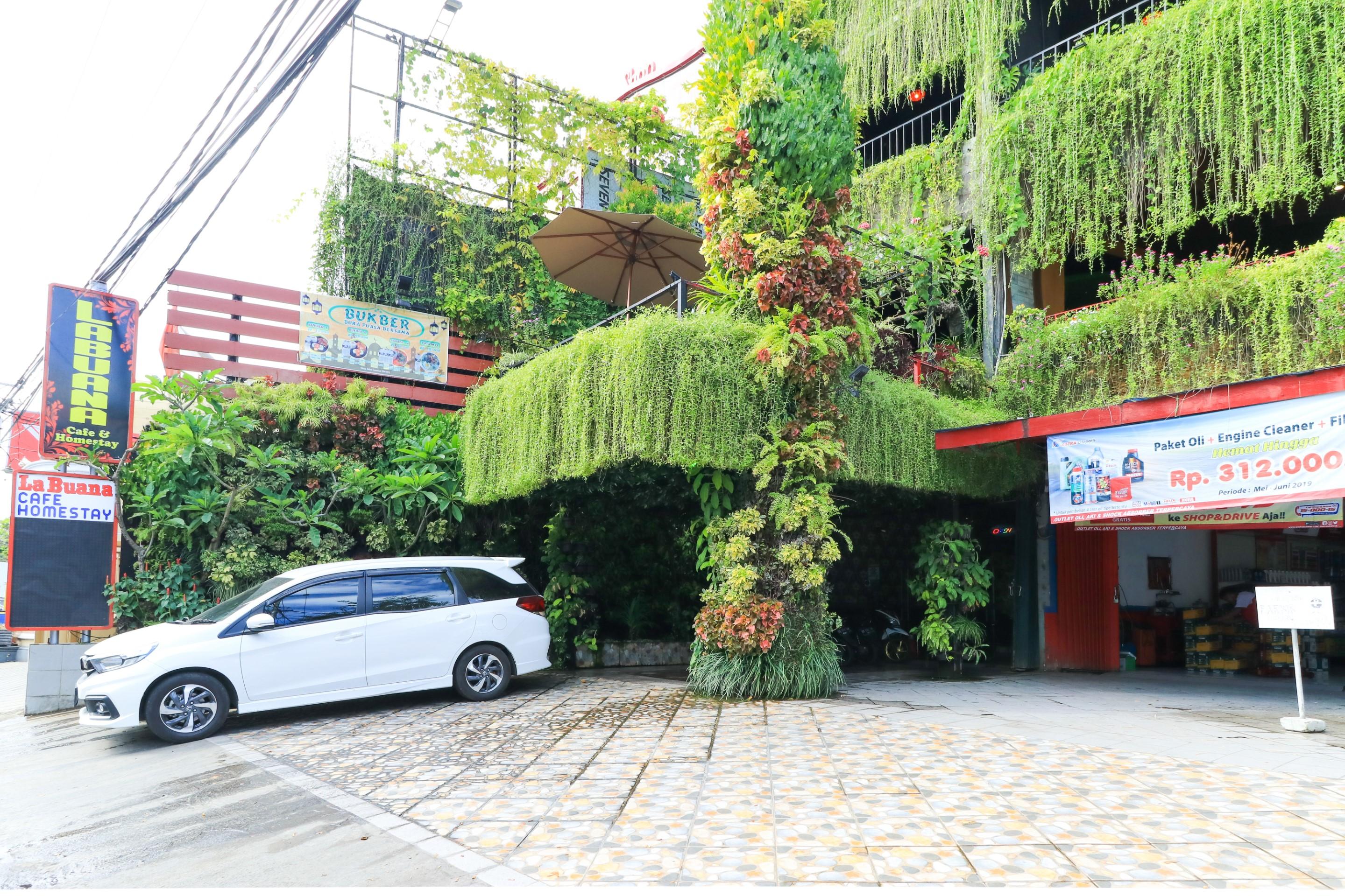 Labuana Homestay & Cafe Garden Макасар Екстериор снимка